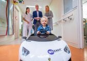 Naud rijdt met grote glimlach in miniracer naar operatiekamer Gelre