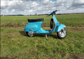 Zwart maakt vervuilende oude bromscooter groen