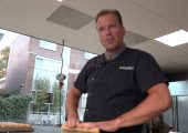 Geen banketstaaf maar banketstaf: bakker Hans bakt voor Sinterklaas