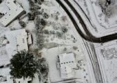 Risico op verzakking of instorting door opgewaaid pak sneeuw